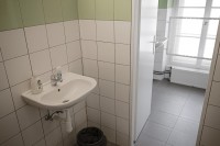 Toaleta u pokojů Cenobita